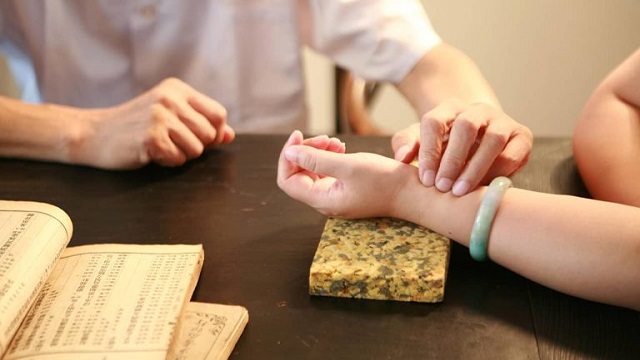 Nên học Phục hồi chức năng hay Trung cấp Y học cổ truyền?