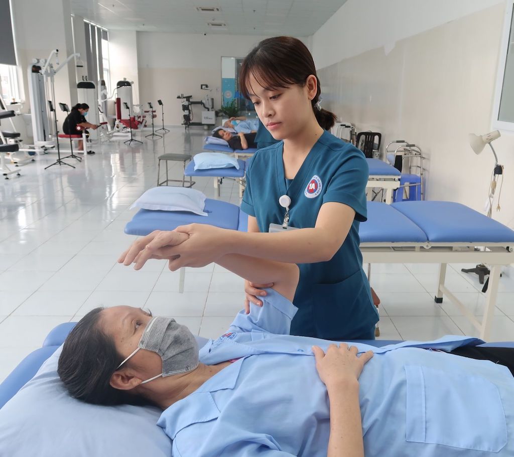 Con gái có nên theo học ngành Phục hồi chức năng? Góc nhìn thực tế