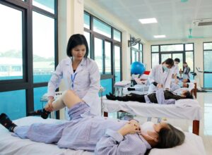 Kỹ thuật viên Phục hồi chức năng thực hành hướng dẫn người bệnh các bài tập phục hồi vận động