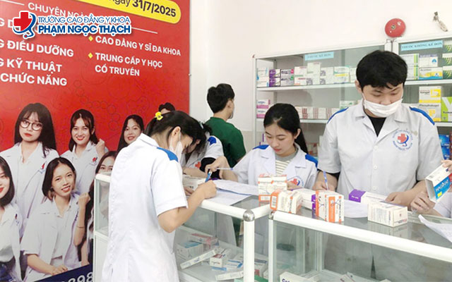 Học ngành Dược khối D07 ra làm gì? Mức lương thế nào?